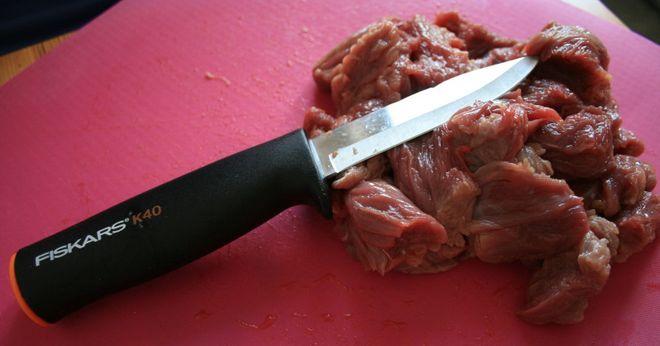 Fiskars Универсальный нож Fiskars режет мясо